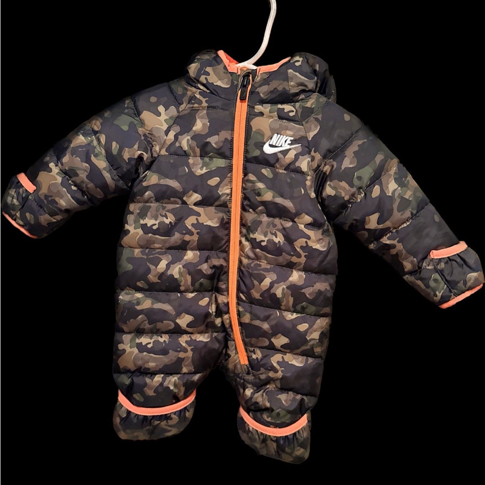 Nike baby coat. Size New born . Used - in very top tier condition.